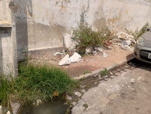 Águas servidas, lama, lixo e entulho