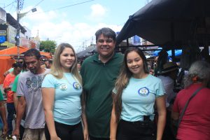 Na Feira Livre Netinho e Odileia Ganham Apoio e Cordel de Homenagem