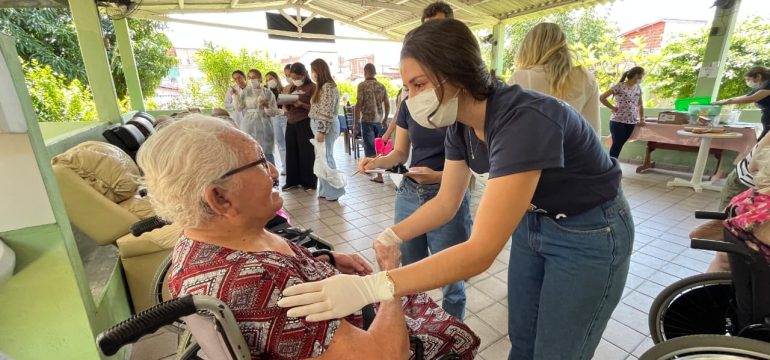 Saúde de Macaíba presta atendimento odontológico a idosos do abrigo “Deus e Caridade”