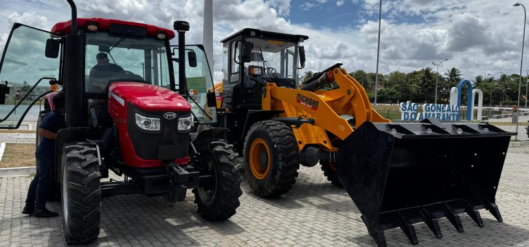 Macaíba recebe trator e pá escavadeira em articulação do mandato da senadora Zenaide Maia