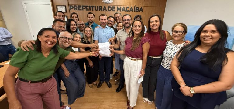 Prefeito Emídio Jr assina ordem de serviço para escrituração dos imóveis do Campo da Sta. Cruz