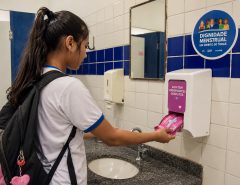 Garantir dignidade menstrual vai além do acesso a absorventes, alerta UNICEF