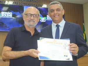 Pai Recebe o Certificado… e o Filho Já Garante a Foto da Matéria