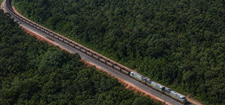 O gigante de aço escondido na Amazônia: o maior trem em operação regular do planeta cruza o Brasil todos os dias