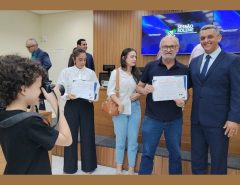 Pai Recebe o Certificado… e o Filho Já Garante a Foto da Matéria