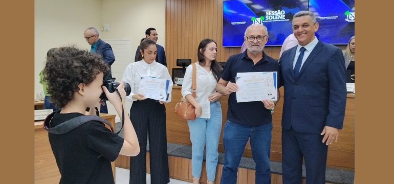 Pai Recebe o Certificado… e o Filho Já Garante a Foto da Matéria