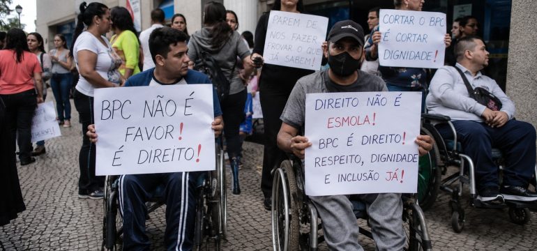 Entre a Burocracia e a Sobrevivência: o Desafio das Pessoas com Deficiência no Brasil