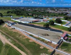 A partir da próxima quinta-feira (13), Macaíba será o grande palco do agronegócio potiguar com a realização da I EXPO Macaíba, evento que promete entrar para a história do município ao reunir produtores rurais, empresários, expositores, investidores, instituições parceiras e milhares de visitantes de todas as regiões do Rio Grande do Norte até o dia 15. O acesso ao público é 100% gratuito para a feira e shows no Terreiro da Vila. Realizada na Arena Otaviano Pessoa, a feira nasce com a missão de fortalecer o agronegócio, impulsionar a economia local e consolidar Macaíba como um importante polo de desenvolvimento, inovação e oportunidades de negócios. A I EXPO Macaíba é promovida pela Espacial Eventos, em parceria com a Arena Otaviano Pessoa, com apoio da Prefeitura de Macaíba, do Governo do Rio Grande do Norte, da FIERN e do Polo Industrial de Macaíba. As exposições e os negócios ocorrerão das 16h às 22h, e os shows musicais a partir das 22h. Durante os três dias de programação, o público em geral poderá ter acesso livre para conferir exposições de animais, estandes de empresas, máquinas e implementos agrícolas, produtos e serviços voltados ao agronegócio, além de oportunidades para networking, capacitação, geração de negócios e fortalecimento das cadeias produtivas que movimentam a economia regional. Mais do que uma feira, a I EXPO Macaíba chega para estimular o empreendedorismo, valorizar o homem do campo e abrir novas perspectivas para o desenvolvimento do setor. Além da feira, o público também poderá prestigiar gratuitamente apresentações de Vicente Nery, Kleyton Souza, Kelvy Pablo, Daniel Ferraz, Ferro na Boneca, Prefeito Cantor, Kelvy Pablo, Jumento Desembestado, Flay, Paula Mattos, Iva & Tome Xote e Samfô. A programação completa pode ser conferida no @expomacaiba e @prefeiturademacaiba no Instagram.