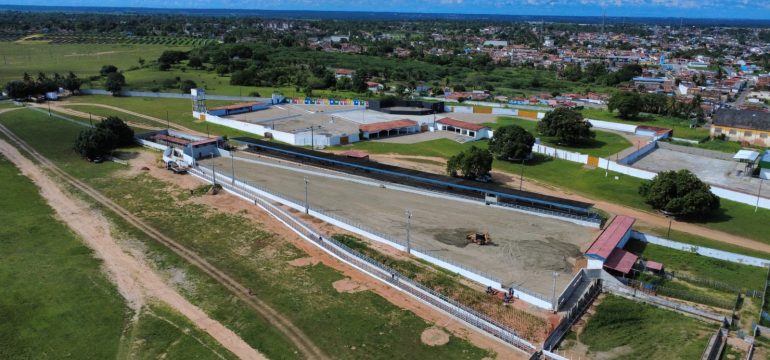 A partir da próxima quinta-feira (13), Macaíba será o grande palco do agronegócio potiguar com a realização da I EXPO Macaíba, evento que promete entrar para a história do município ao reunir produtores rurais, empresários, expositores, investidores, instituições parceiras e milhares de visitantes de todas as regiões do Rio Grande do Norte até o dia 15. O acesso ao público é 100% gratuito para a feira e shows no Terreiro da Vila. Realizada na Arena Otaviano Pessoa, a feira nasce com a missão de fortalecer o agronegócio, impulsionar a economia local e consolidar Macaíba como um importante polo de desenvolvimento, inovação e oportunidades de negócios. A I EXPO Macaíba é promovida pela Espacial Eventos, em parceria com a Arena Otaviano Pessoa, com apoio da Prefeitura de Macaíba, do Governo do Rio Grande do Norte, da FIERN e do Polo Industrial de Macaíba. As exposições e os negócios ocorrerão das 16h às 22h, e os shows musicais a partir das 22h. Durante os três dias de programação, o público em geral poderá ter acesso livre para conferir exposições de animais, estandes de empresas, máquinas e implementos agrícolas, produtos e serviços voltados ao agronegócio, além de oportunidades para networking, capacitação, geração de negócios e fortalecimento das cadeias produtivas que movimentam a economia regional. Mais do que uma feira, a I EXPO Macaíba chega para estimular o empreendedorismo, valorizar o homem do campo e abrir novas perspectivas para o desenvolvimento do setor. Além da feira, o público também poderá prestigiar gratuitamente apresentações de Vicente Nery, Kleyton Souza, Kelvy Pablo, Daniel Ferraz, Ferro na Boneca, Prefeito Cantor, Kelvy Pablo, Jumento Desembestado, Flay, Paula Mattos, Iva & Tome Xote e Samfô. A programação completa pode ser conferida no @expomacaiba e @prefeiturademacaiba no Instagram.