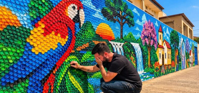 Professor mobiliza alunos e comunidade e transforma muro da escola com 150 mil tampinhas